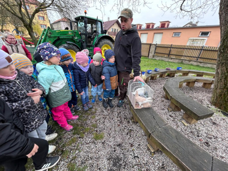Na zahradu nám přijel traktor